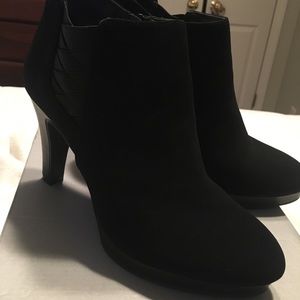 NIB Women’s Kenneth Cole ankle booties